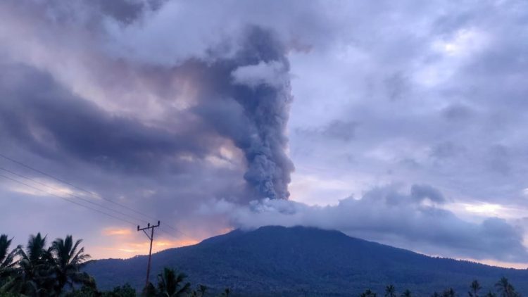 Aktivitas Meningkat, Status Gunung Lewotobi Laki-laki Dinaikkan Jadi Awas
