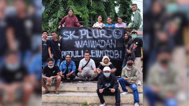 Orang Muda SK Plur Waiwadan Serahkan Bantuan untuk Korban Erupsi Lewotobi
