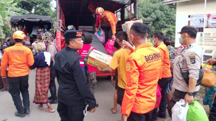 Warga Desa Nurabelen Dievakuasi Akibat Erupsi Gunung Lewotobi Laki-Laki