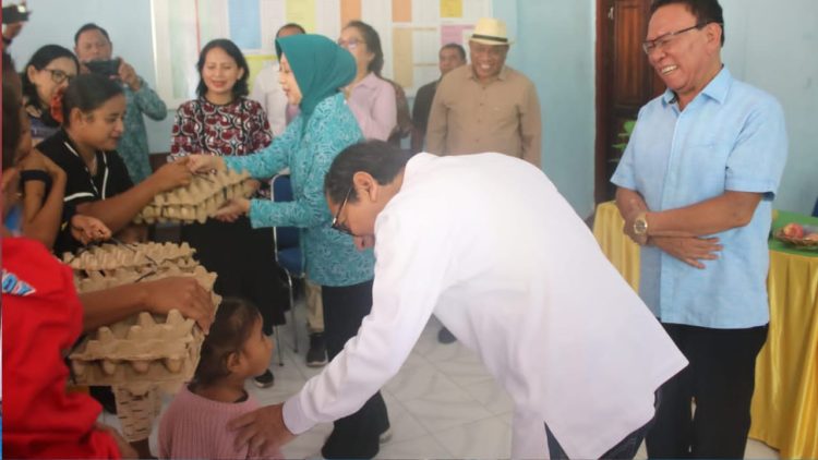 Penjabat Gubernur NTT Beri Bantuan Stunting di Desa Raknamo