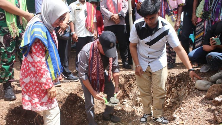 Bupati Masneno Lakukan Peletakan Batu Pertama Pembangunan SPAM di Mata Air Kuni dan Kase
