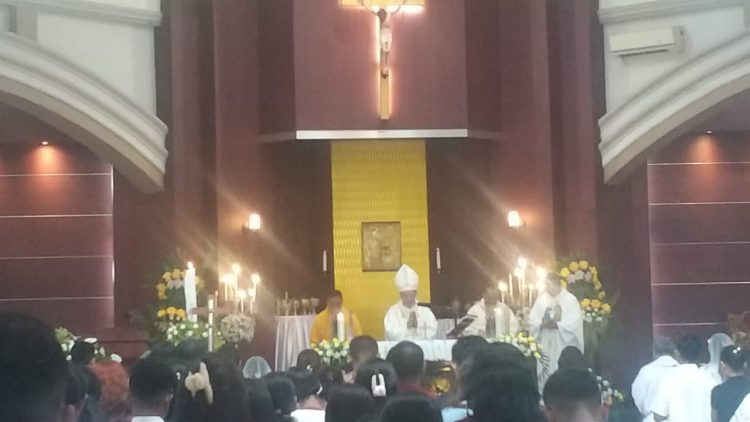 Misa Paskah di Gereja Santa Maria Asumpta Kupang, Mgr. Petrus Turang: Paskah Kristus Beri Asupan Baru Kepada Orang Beriman!