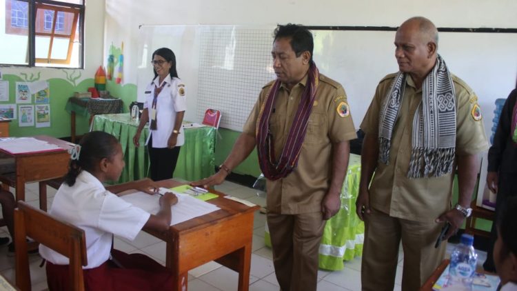 Alexon Lumba Pantau Ujian Sekolah di Kupang Barat