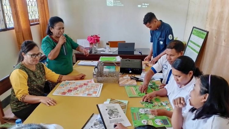 Dosen Poltekkes Kupang Tingkatkan Pengetahuan Guru SD tentang Kesehatan Gigi Melalui Permainan Edukatif