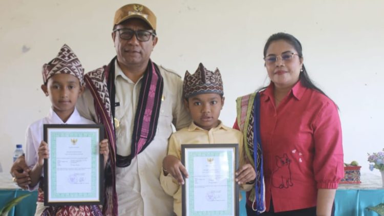 Pj Bupati Kupang Beri Penghargaan kepada Angelus dan Nono, Jagoan Matematika dari Amarasi