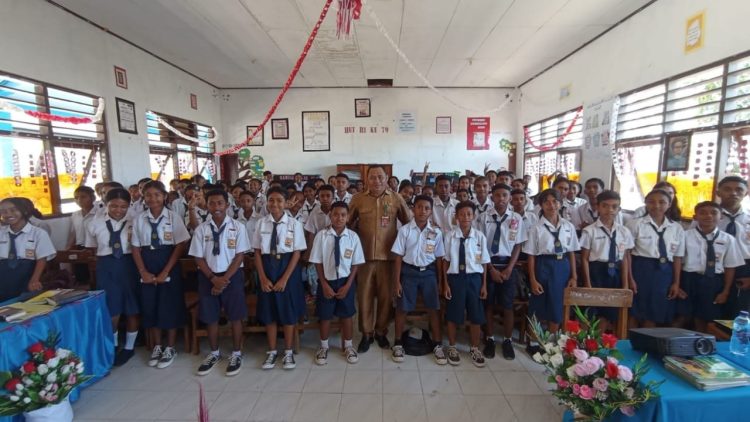 Kepala SMPN 6 Kupang Tengah Dorong Prestasi Siswa Melalui Kegiatan Literasi, Eskul dan Pembelajaran Berbasis IT