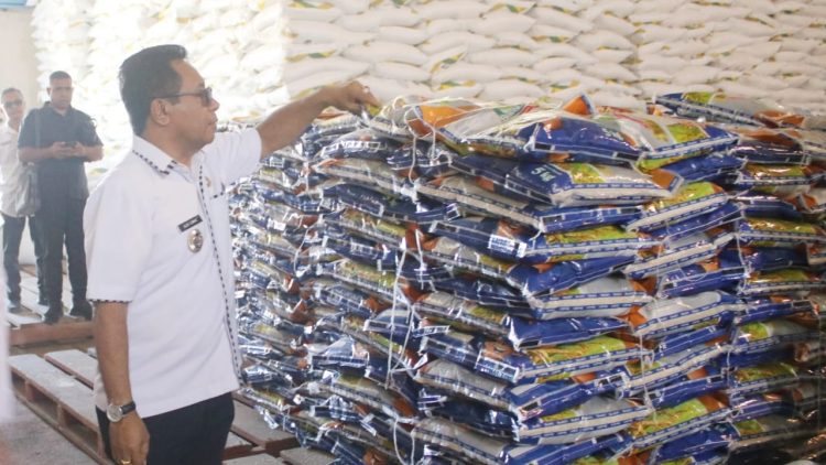 Pj. Bupati Kupang Cek Stok Pangan di Bulog dan Charoen Pokphand