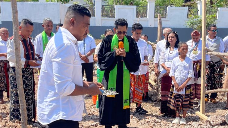 Peletakan Batu Pertama Pembangunan Pastori GMIT Jemaat Pengharapan Dendeng