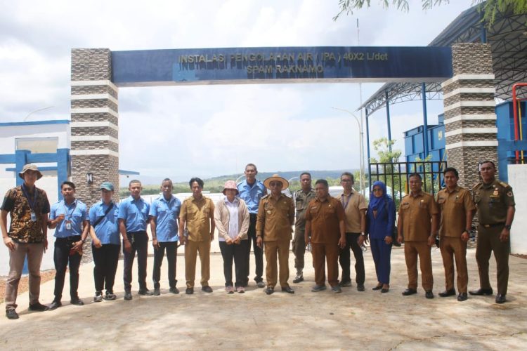 PJ. BUPATI KUPANG TINJAU LOKASI INSTALASI PENGELOLAAN AIR MINUM RAKNAMO