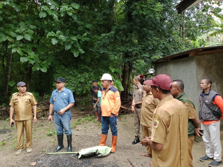 KUNJUNGI LOKASI BENCANA, PJ. BUPATI KUPANG INGATKAN MASYARAKAT UNTUK WASPADA POTENSI BENCANA