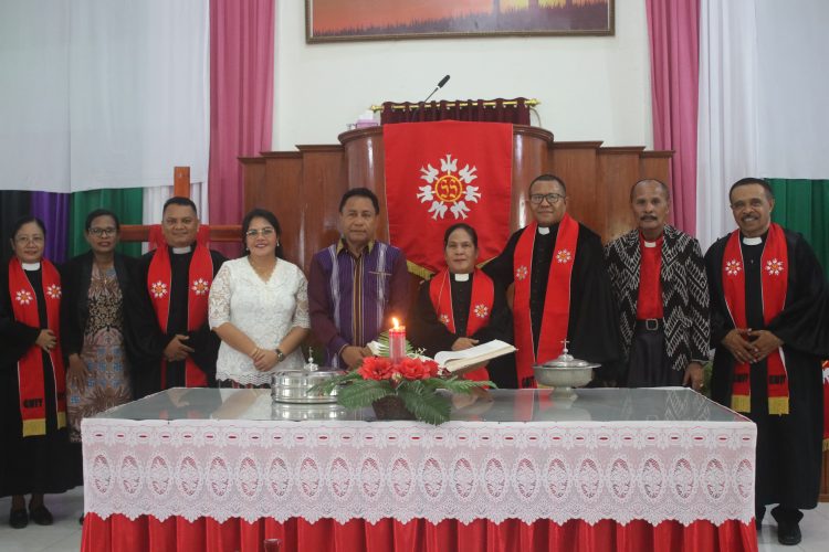 PENJABAT BUPATI KUPANG HADIRI KEBAKTIAN EMIRITASI DAN PERHADAPAN PENDETA DI GMIT EBENHAEZER MATANI