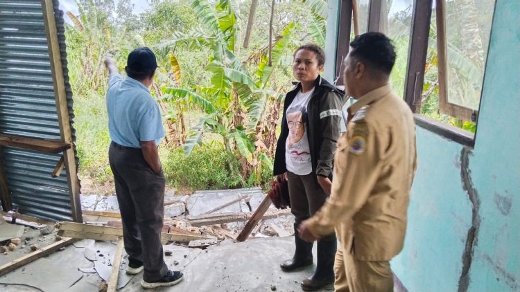 Melihat SD Negeri Fatululat, DPRD Kabupaten Kupang Dorong Pemerintah Bangun Gedung di Lokasi yang Baru
