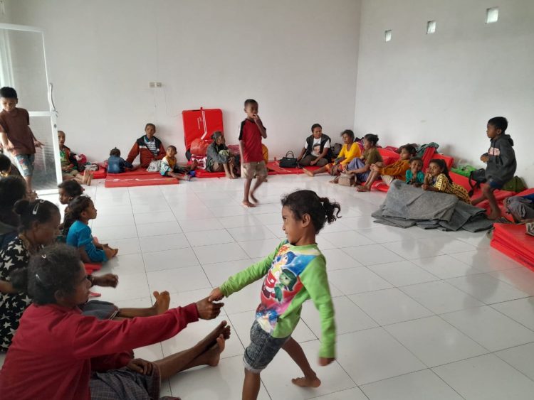 Abi Yerusa Sobeukum Kembali Kunjungi Korban Bencana di SDN Fatululat, Sapa dan Berbagi dengan Anak-anak