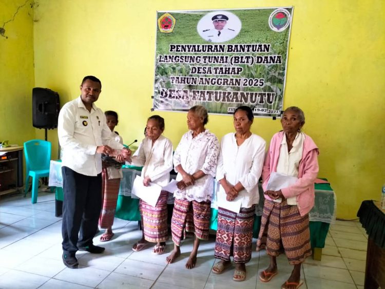 Pemerintah Desa Fatukanutu Menyalurkan Dana BLT