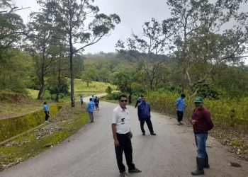 Camat Amfoang Tengah, Yudin Bureni, Melakukan Aksi Pembersihan di Ruas Jalan Amfoang Selatan