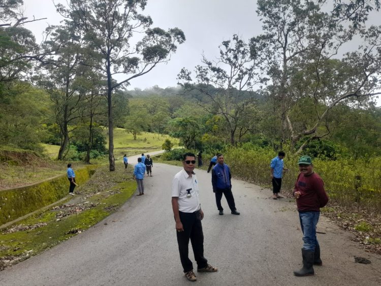 Camat Amfoang Tengah, Yudin Bureni, Melakukan Aksi Pembersihan di Ruas Jalan Amfoang Selatan