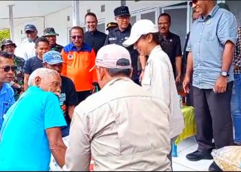 Pemkab Kupang melalui Dinas Pertanian dan BPBD menyerahkan Bantuan Beras Cadangan Pangan kepada Korban Bencana di Desa Bitobe