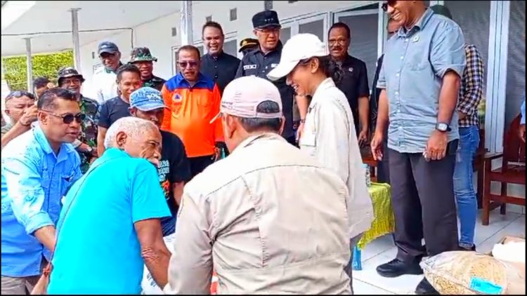Pemkab Kupang melalui Dinas Pertanian dan BPBD menyerahkan Bantuan Beras Cadangan Pangan kepada Korban Bencana di Desa Bitobe