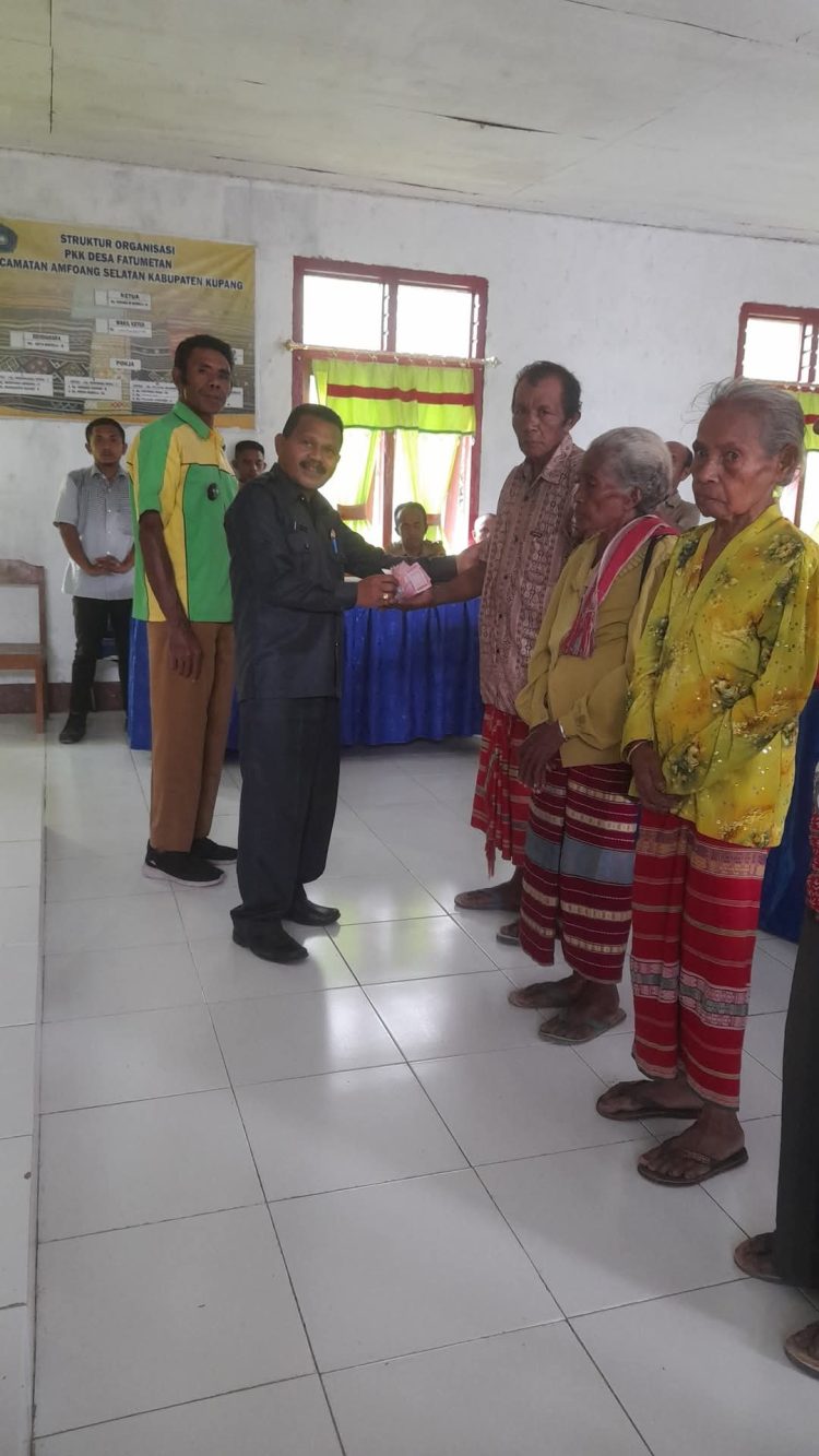 Pengawasan dan Peran Penting Penyaluran Bantuan Langsung Tunai oleh Plt. Camat Amfoang Selatan di Desa Fatumetan