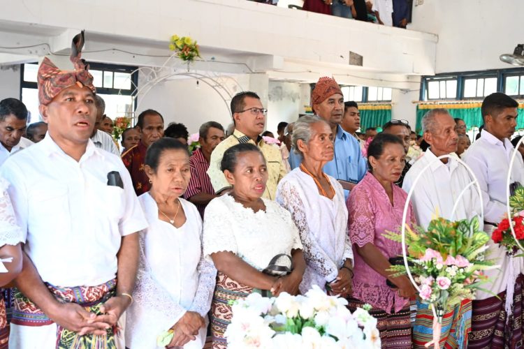 BUPATI KUPANG HADIRI KEBAKTIAN MINGGU YANG DIRANGKAI DENGAN NIKAH MASAL DI GEREJA BAIT’EL SANENU