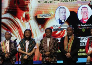 WAKIL BUPATI KUPANG BUKA IBADAH PENYEGARAN IMAN DI OELAMASI