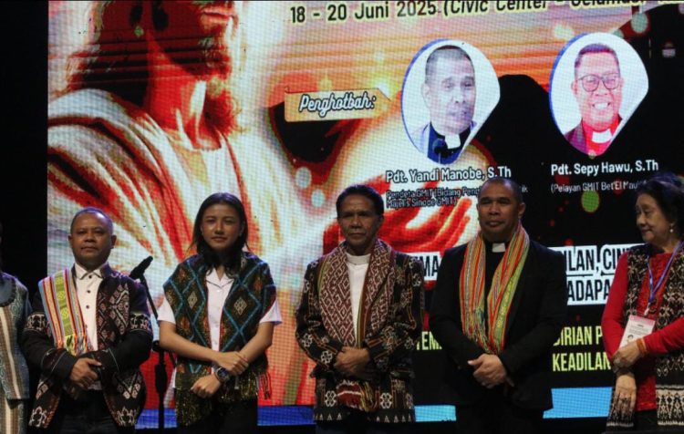 WAKIL BUPATI KUPANG BUKA IBADAH PENYEGARAN IMAN DI OELAMASI