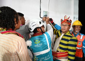 BUPATI KUPANG NYALAKAN LISTRIK PERDANA DI NEFONEUT DAN LETKOLE