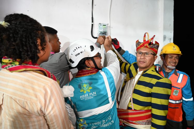BUPATI KUPANG NYALAKAN LISTRIK PERDANA DI NEFONEUT DAN LETKOLE