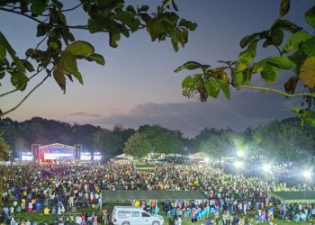 Ribuan Umat Mengikuti Ibadah KKR di Lapangan Utama Desa Tunbaun