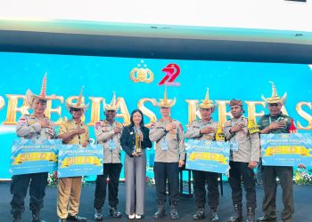 WAKIL BUPATI KUPANG HADIRI PENYERAHAN PENGHARGAAN DARI KAPOLRI KEPADA ANGGOTA POLRES KUPANG