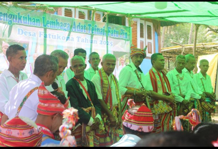 WAKIL BUPATI KUPANG MENGHADIRI UPACARA PENGUKUHAN LEMBAGA ADAT TEFNAI DESA FATUKONA