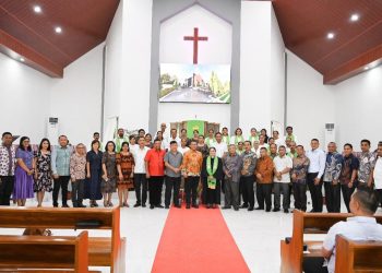 BUPATI KUPANG TANDATANGANI PRASASTI RENOVASI GEREJA GETSEMANI TARUS TIMUR