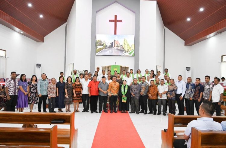 BUPATI KUPANG TANDATANGANI PRASASTI RENOVASI GEREJA GETSEMANI TARUS TIMUR