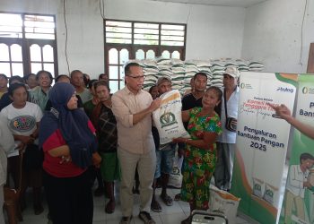 Usman Husin Hadiri Penyerahan Bantuan Pangan di Kupang Timur, Respon Positif dan Rasa Terima Kasih diucapkan Lurah dan Warga Setempat