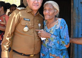 BUPATI KUPANG  PEDULI LANSIA KURANG MAMPU DI NOELBAKI