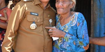 BUPATI KUPANG  PEDULI LANSIA KURANG MAMPU DI NOELBAKI