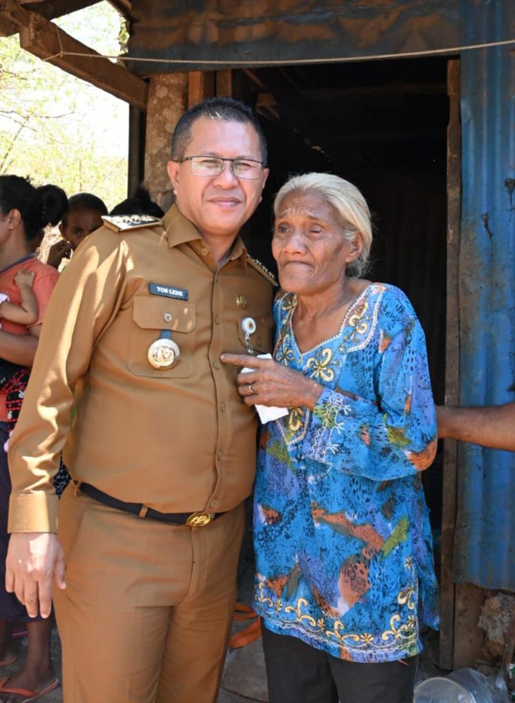 BUPATI KUPANG PEDULI LANSIA KURANG MAMPU DI NOELBAKI