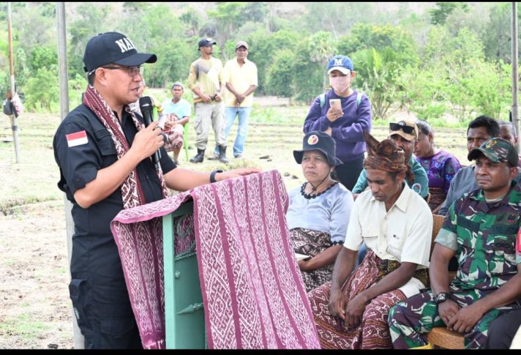 RESMIKAN SALURAN IRIGASI SAWAH, BUPATI MINTA MASYARAKAT DESA OESENA GENCAR MENANAM TANAMAN PRODUKTIF