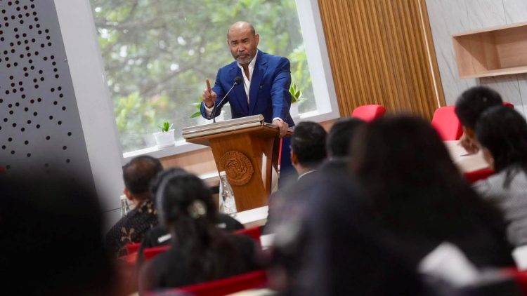 Viktor Laiskodat Menyampaikan Kuliah Umum dengan tema “Menjadi Warga Kerajaan Surga” di Universitas Kristen Satya Wacana, Salatiga