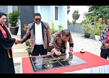 Bupati Kupang dan Ketua Sinode GMIT  Meresmikan dan Menthabiskan Gedung Gereja Emaus Oebelo
