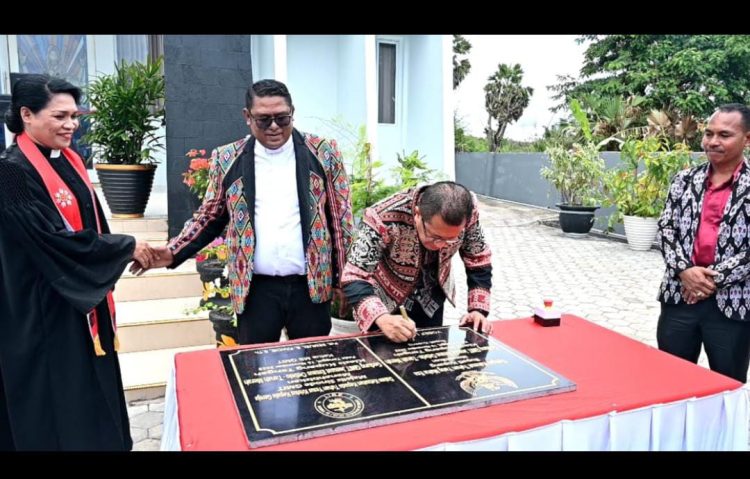 Bupati Kupang dan Ketua Sinode GMIT  Meresmikan dan Menthabiskan Gedung Gereja Emaus Oebelo