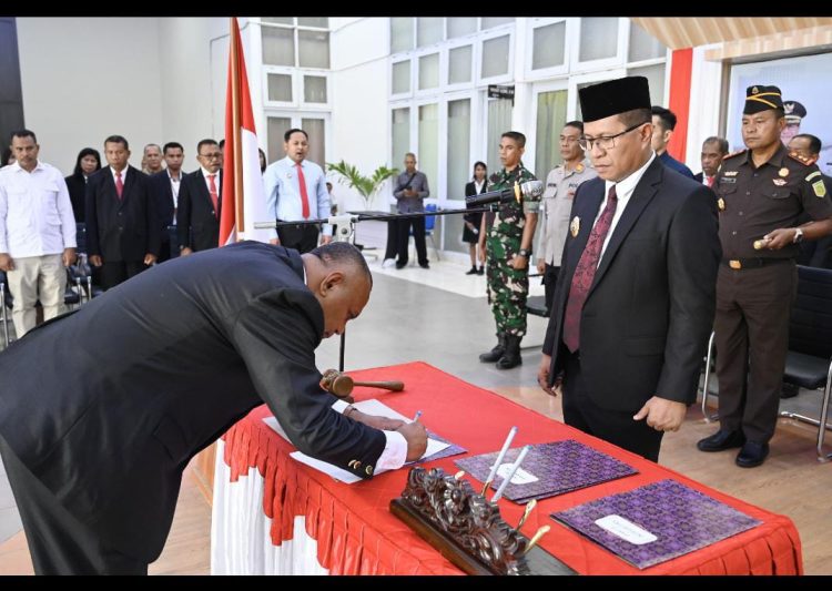 LANTIK DUA PEJABAT ESELON II, BUPATI KUPANG TEGASKAN PENTINGNYA KERJA TIM