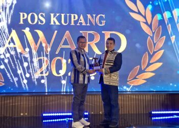 PROGRAM PENGUATAN LEMBAGA KEAGAMAAN DAPAT PENGHARGAAN POS KUPANG AWARDS 2025 YANG DITERIMA LANGSUNG BUPATI KUPANG