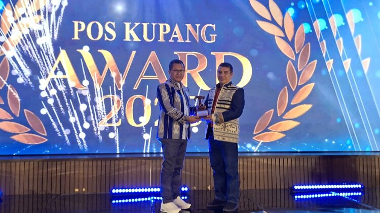 PROGRAM PENGUATAN LEMBAGA KEAGAMAAN DAPAT PENGHARGAAN POS KUPANG AWARDS 2025 YANG DITERIMA LANGSUNG BUPATI KUPANG