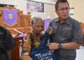 BUPATI KUPANG SERAHKAN BANTUAN SEMBAKO DI NEKAMESE KERJASAMA PEMKAB KUPANG DAN ANGKASA PURA PERWAKILAN NTT