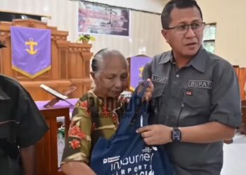 BUPATI KUPANG SERAHKAN BANTUAN SEMBAKO DI NEKAMESE KERJASAMA PEMKAB KUPANG DAN ANGKASA PURA PERWAKILAN NTT