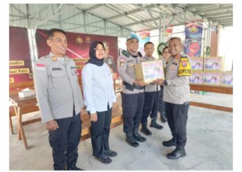 Kapolres Kupang  Membagikan Bingkisan Natal kepada Personel Polres Kupang, Tanpa Membedakan Latar Belakang Agama