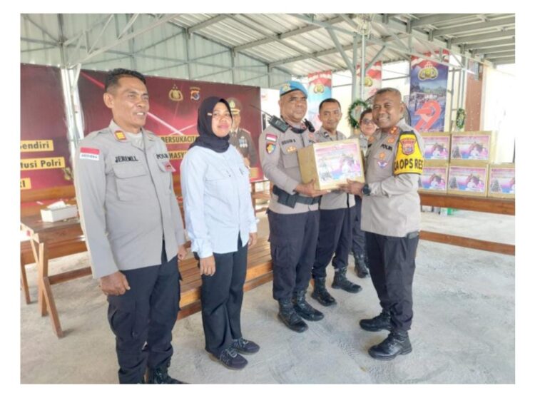 Kapolres Kupang  Membagikan Bingkisan Natal kepada Personel Polres Kupang, Tanpa Membedakan Latar Belakang Agama