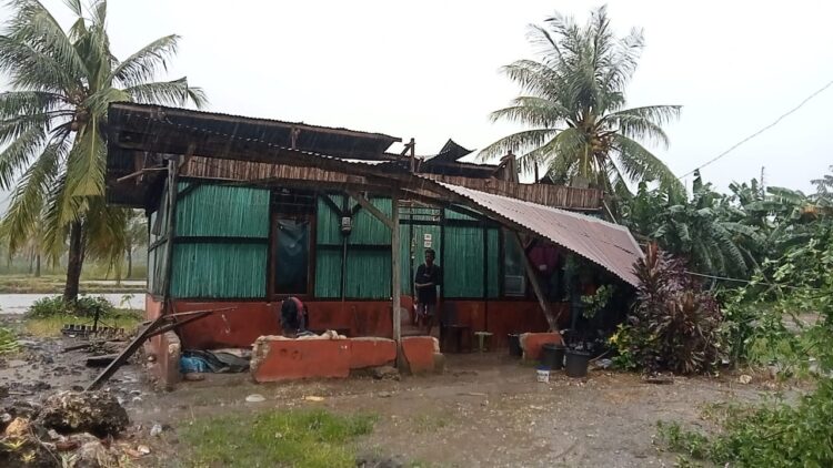 Breaking News! Angin Menghantam Rumah Warga Noelbaki, Atap Bangunan Rumah Bapak Never Tallo Manafe Rusak