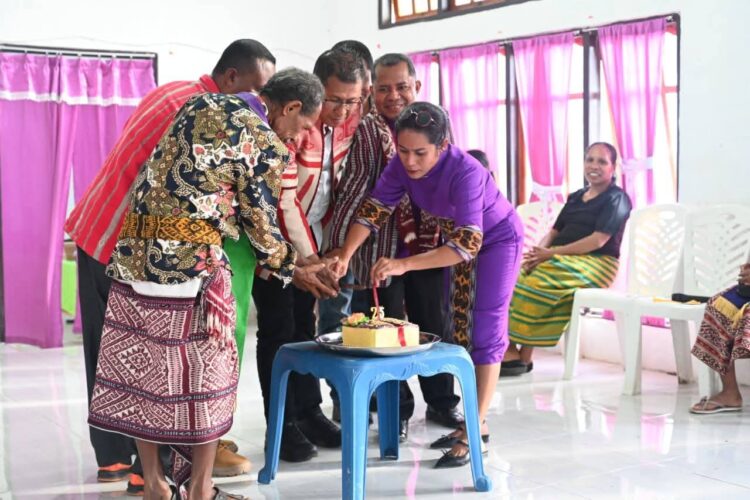 BUPATI KUPANG HADIRI PEMBUKAAN SIDANG MAJELIS KLASIS AMABI OEFETO TIMUR DAN PERAYAAN HUT GEREJA BETHANIA KUANFEU